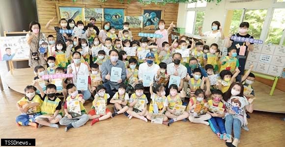 林右昌市長贈雙語繪本給全市幼兒園畢業生，並與作家陳致元還有小朋友一起合影。〈基隆市府提供〉