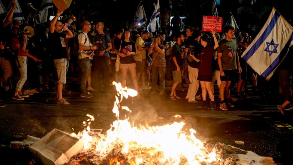 Zusammenstöße bei Protesten gegen Netanjahu. (Bild: Ohad Zwigenberg/AP)