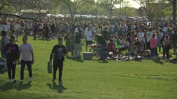 Jarry Park in Montreal was full Saturday afternoon, and lines for the few bathrooms available were long. (Radio-Canada - image credit)