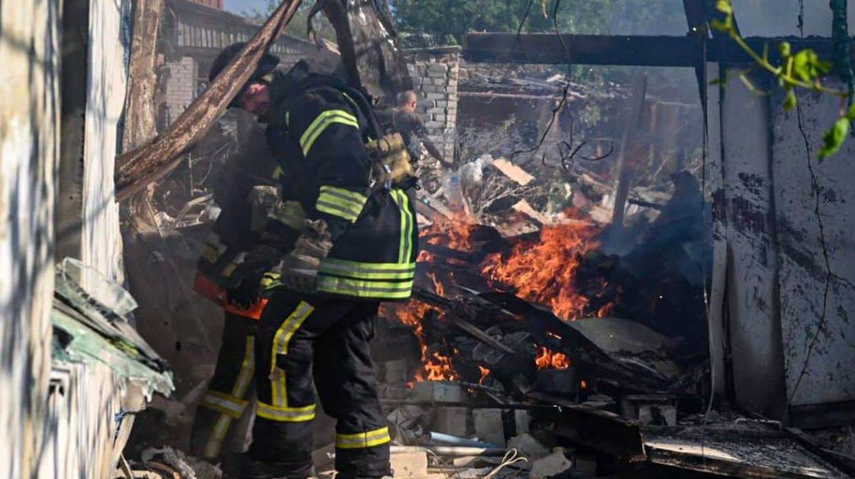A firefighter attending a fire caused by the Russian attack on the city of Kherson Photo: State Emergency Service of Ukraine