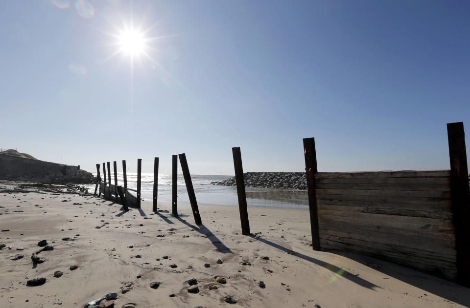 Esta vista muestra el mar junto a las dunas dañadas por la erosión a lo largo de la costa del océano Atlántico en Soulac, al suroeste de Francia.