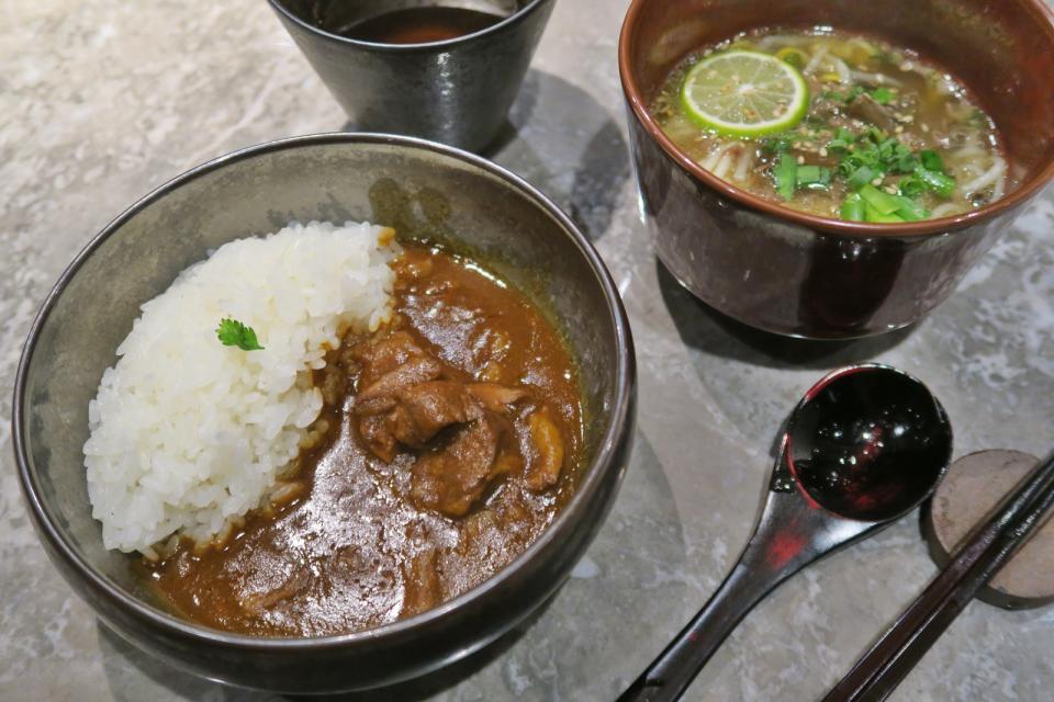 咖喱和牛飯、牛尾湯麵，前者咖喱甜香，後者湯底清甜帶淡淡牛香。    