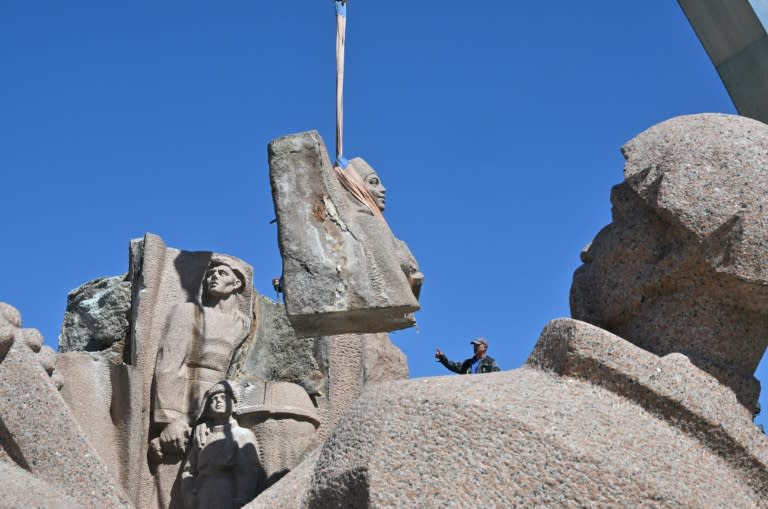 Workers dismantle the Soviet-era monument, which commemorates the signing in 1654 of a treaty binding Ukraine to Russian rule (Sergei SUPINSKY)