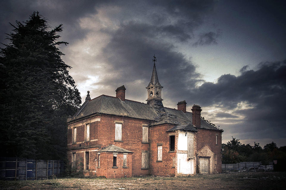 <p>An exterior view of Rauceby, an abandoned mental asylum in Lincolnshire. (Photo: Simon Robson/Caters News) </p>