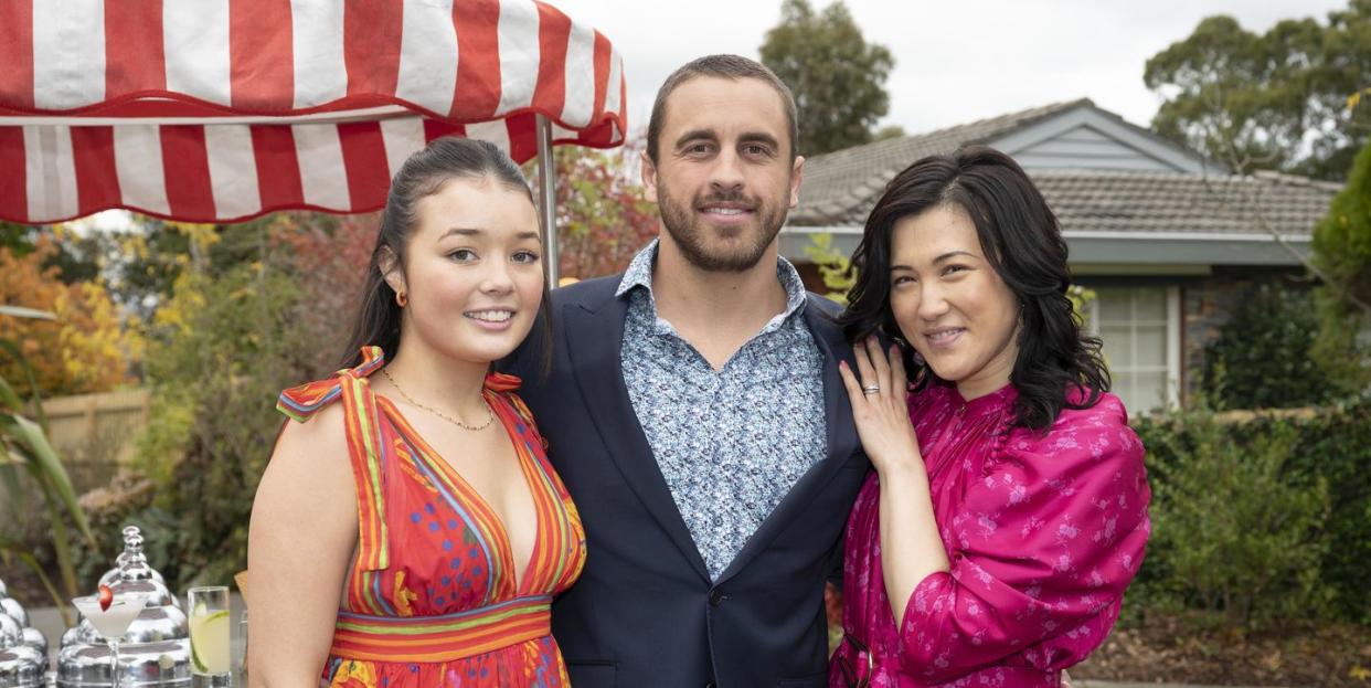 Neighbours releases first official picture of returnee back on set