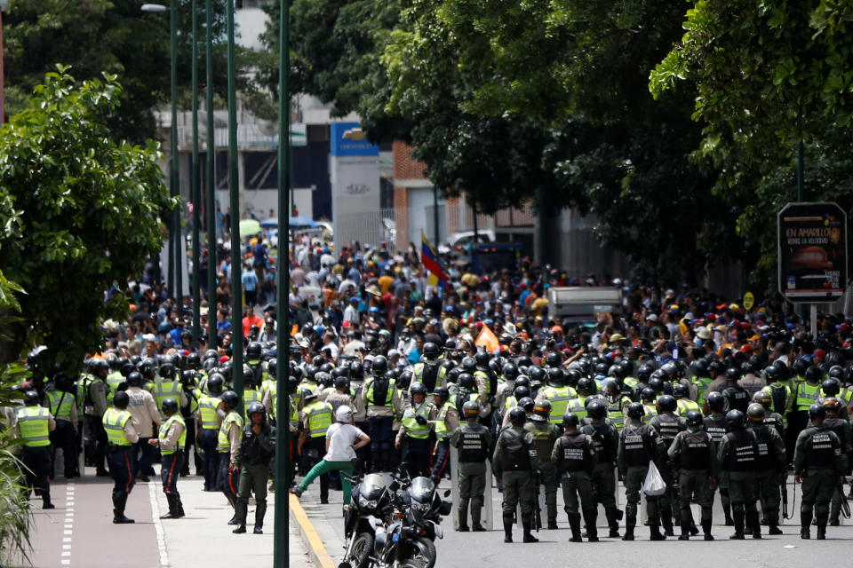 <p>Opposition supporters clash with Venezuelan National Guards during a rally to demand a referendum to remove President Nicolas Maduro in Caracas, Venezuela, June 7, 2016. (Reuters/Carlos Garcia Rawlins) </p>