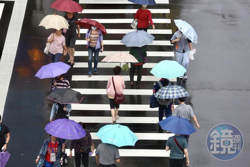 台灣西半部許多地區易有短延時強降雨，中央氣象局針對新北市及桃園市等13縣市發布大雨特報。（本刊資料照）