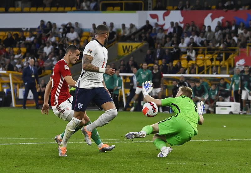 Daniel Gazdag anota el cuarto gol de Hungría en la goleada sobre Inglaterra por la Liga de Naciones de Europa, Molineux Stadium, Wolverhampton, Inglaterra