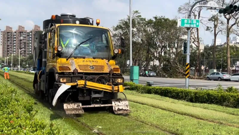 ▲高捷公司出動軌道高壓沖水車，徹底清理上下行軌道軌間殘存樹葉與濕泥。（圖／高市府捷運局提供）