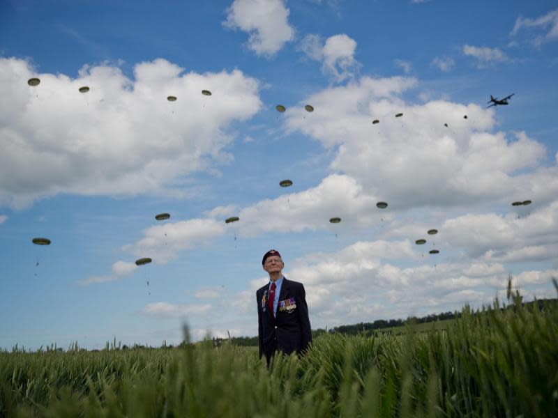 Fred Glover, ehemaliger Fallschirmspringer im 9. Regiment aus Brighton, beobachtet in der Normandie die Landung von Fallschirmspringern. Foto: Michael Kappeler