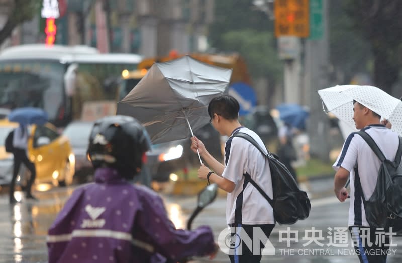 受颱風與東北季風共伴效應導致全台豪雨。（中央社／資料照片）