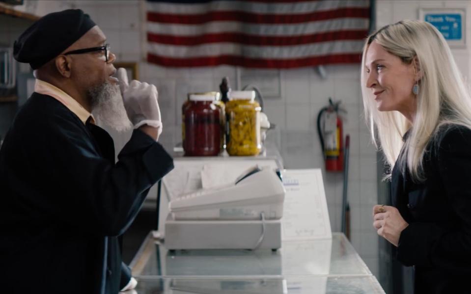 Gangster Gordon (Samuel L. Jackson) und Galeristin Patrice (Uma Thurman) haben eigentlich wenig gemeinsam, aber sie beide möchten gerne viel Geld verdienen. (Bild: Universal Pictures)