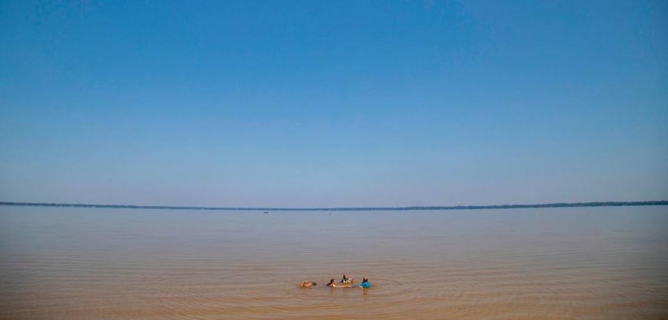 Children from the Brunswick County Wild + Free homeschool group play in the shallow water at Lake Waccamaw State Park. Travis Long/tlong@newsobserver.com