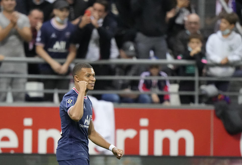 El delantero Kylian Mbappé celebra tras anotar un gol para el Paris Saint-Germain en el partido contra Reims por la liga francesa, el domingo 29 de agosto de 2021. (AP Foto/Francois Mori)