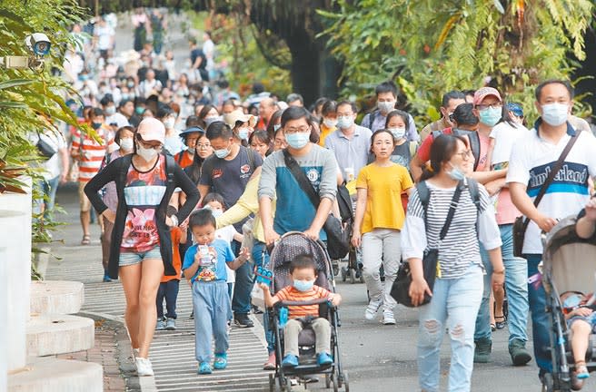 台灣新冠肺疫情趨緩，1日連續第6天零確診，許多民眾趁著五一連假第一天，戴上口罩出遊，台北木柵動物園內也湧入不少民眾。（鄭任南攝）