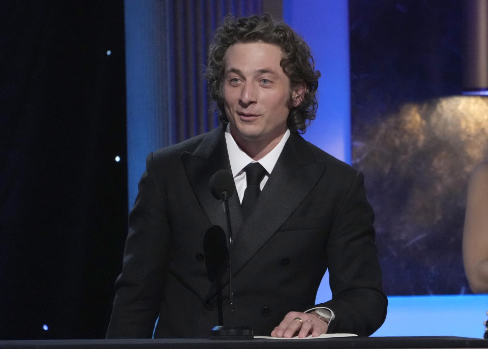 Jeremy Allen White recibe el premio a mejor actor en una serie de comedia por "The Bear" en la 29a entrega anual de los Premios del Sindicato de Actores de la Pantalla el domingo 26 de febrero de 2023, en el hotel Fairmont Century Plaza en Los Angeles. (Foto AP/Chris Pizzello)