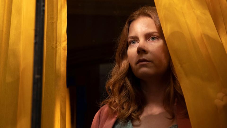 Anna Fox (Amy Adams) beobachtet vom Fenster ihres Hauses ein Verbrechen, das ihr Leben auf dem Kopf stellen wird. (Bild: Netflix / Melinda Sue Gordon)