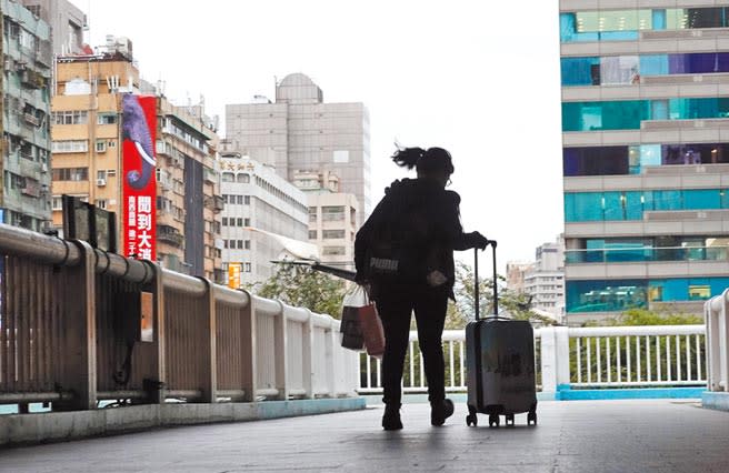 受新冠肺炎疫情影響，旅行、旅館業首當其衝，蔡英文總統1日宣布紓困規模將達到1兆500億元，協助受衝擊的各產業度過景氣寒冬。（姚志平攝）