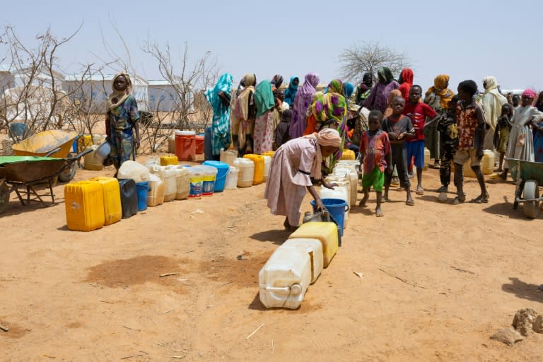 Des réfugiés soudanais se rassemblent pour obtenir de l'eau dans le camp de réfugiés de Farchana, le 8 avril 2024 (Joris Bolomey)