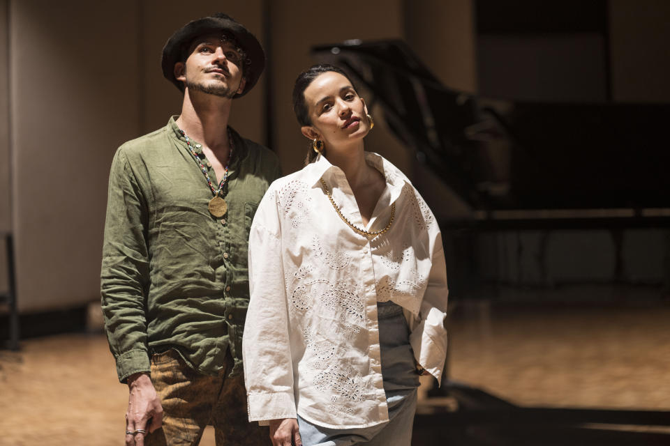 Catalina García y Santiago Prieto de la banda Monsieur Periné posan en un estudio a las afueras de la Ciudad de México el 10 de mayo de 2023. (Foto AP/Moisés Castillo)