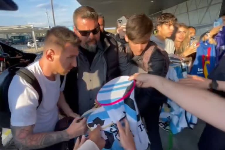 Lionel Messi llegó al aeropuerto de Barcelona y se encontró rodeado por fanáticos que tenían camisetas de la Argentina, Barça y PSG y le preguntaban sobre su futuro.