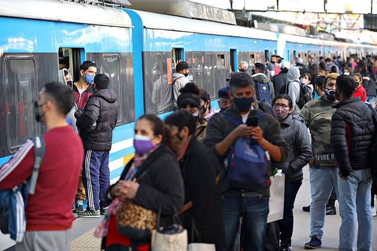 Caos y cierre de la estación Constitución por un piquete de trabajadores en las vías