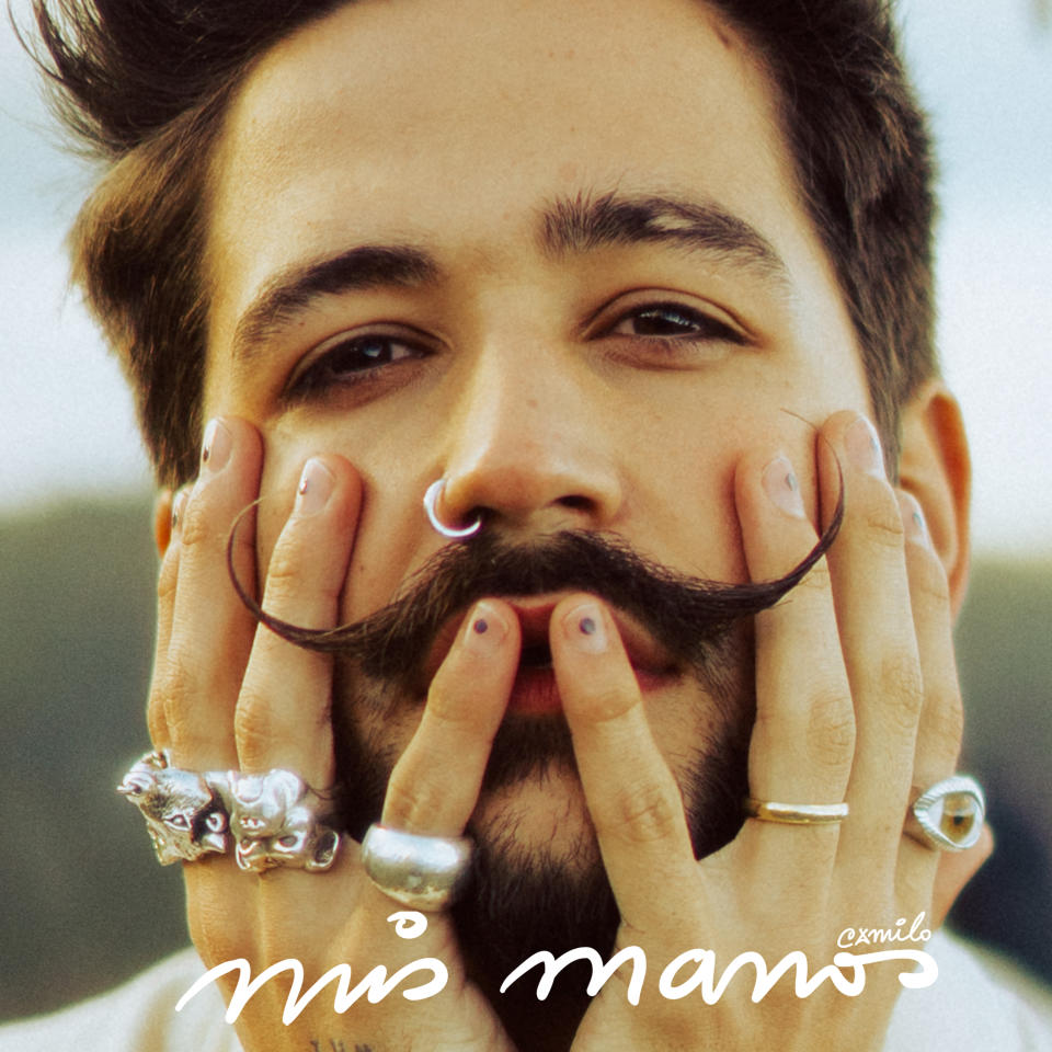 En esta portada proporcionada por Sony Music Latin/Hecho a Mano muestra "Mis Manos", el segundo álbum del cantante colombiano Camilo. (Sony Music Latin/Hecho a Mano via AP)