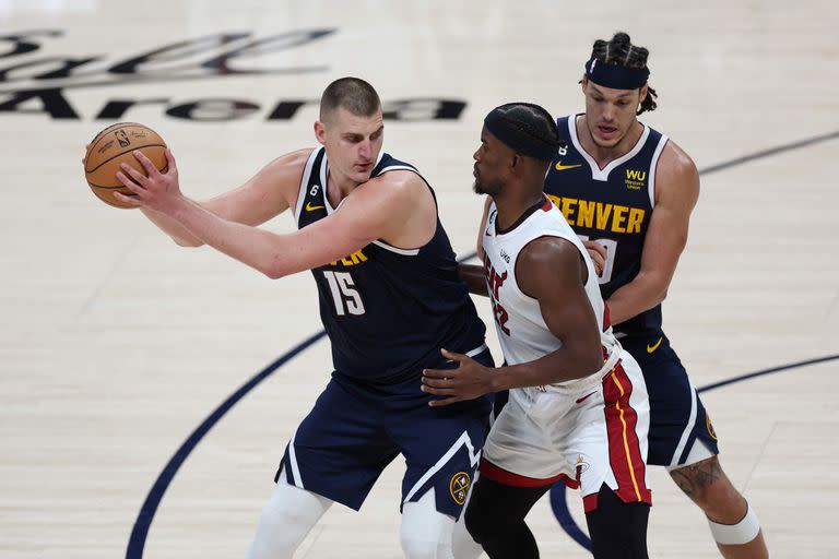 Jimmy Butler defiende ante Nikola Jokic, en uno de los duelos del segundo partidos de las finales de la NBA