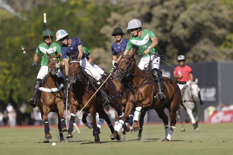 Duelo de primos: Poroto Cambiaso y Camilo Castagnola, dos estrellas jóvenes en la final del Abierto de Palermo que La Dolfina le ganó con muchas claridad a La Natividad.