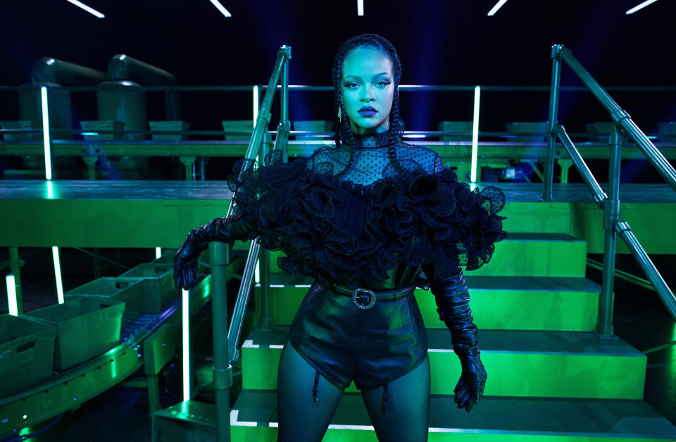 En esta imagen proporcionada por Savage X Fenty la cantante y diseñadora Rihanna en el set del desfile Savage X Fenty Vol. 2 presentado por Amazon Prime Video en Los Angeles. El desfile con invitados como Lizzo, Rosalía y Bad Bunny se estrena el viernes en Amazon Prime Video. (Dennis Leupold/Savage X Fenty via AP)