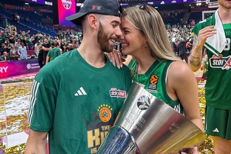 Luca Vildoza, con el trofeo de campeón de la Euroliga, junto con su novia, Milica Tasic