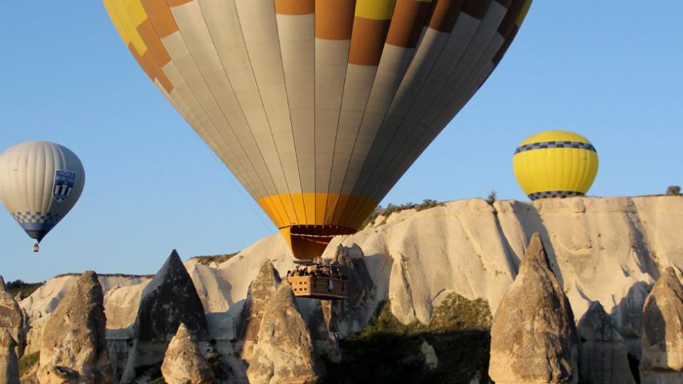 Globos de turistas sobre las formaciones fálicas del valle