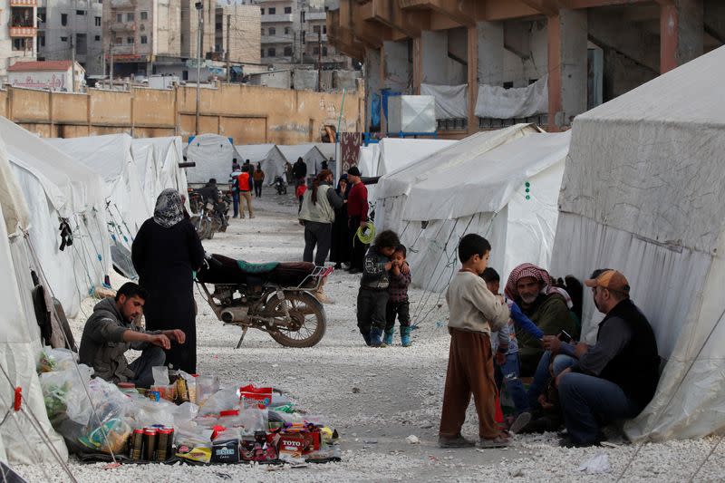 Ciudadanos sirios desplazados en un campo de refugiados en Idlib