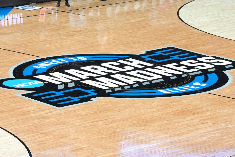 KANSAS CITY, MISSOURI – 24. MÄRZ: Sweet 16/Elite 8 March Madness-Logo auf dem Boden während der Sweet 16-Runde des NCAA-Männer-Basketballturniers zwischen den Miami (Fl) Hurricanes und den Houston Cougars im T-Mobile Center am 24. März. 2023 in Kansas City, Missouri.  (Foto von Mitchell Layton/Getty Images)