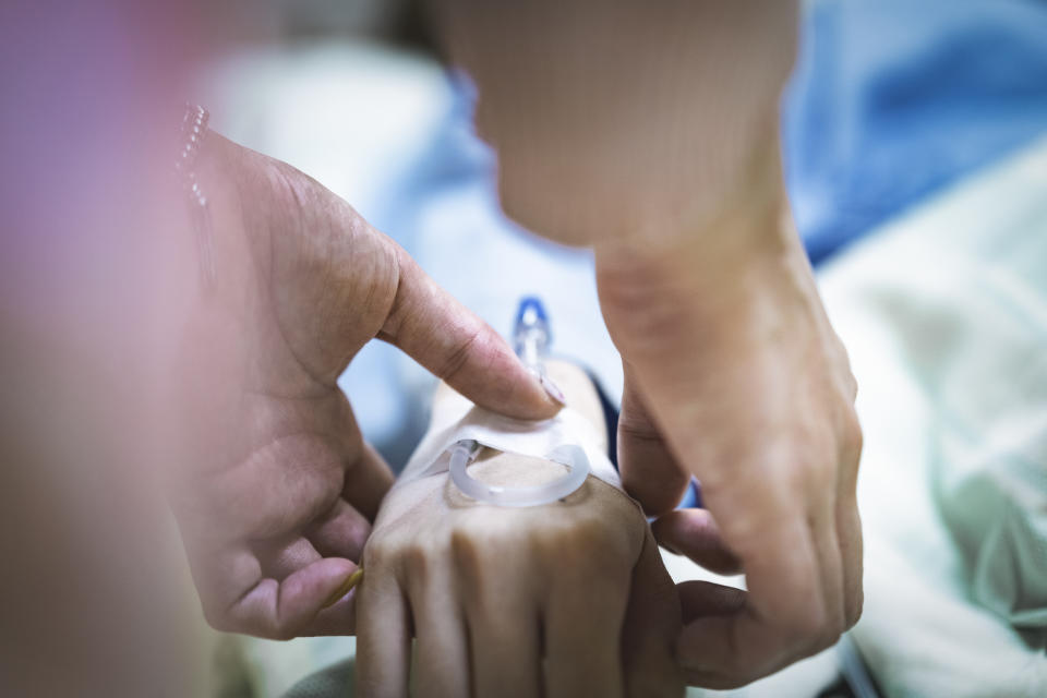 Bei starker Dehydration hilft Trinken nicht mehr unbedingt - manchmal muss eine Infusion verabreicht werden (Symbolbild: Getty Images)