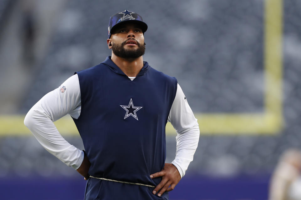 O quarterback do Dallas Cowboys Dak Prescott (4) treina antes de um jogo de futebol americano da NFL contra o New York Giants, segunda-feira, 26 de setembro de 2022, em East Rutherford, NJ (AP Photo/Steve Luciano)