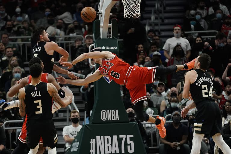 Grayson Allen de Milwaukee Bucks, le cometió una dura falta a Alex Caruso, de los Bulls, y lo fracturó