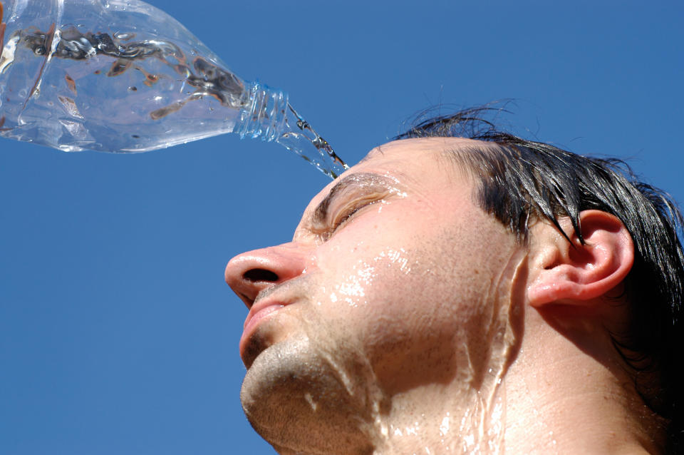 Kaltes Wasser wird an Passanten verteilt (Symbolbild: Getty Images)