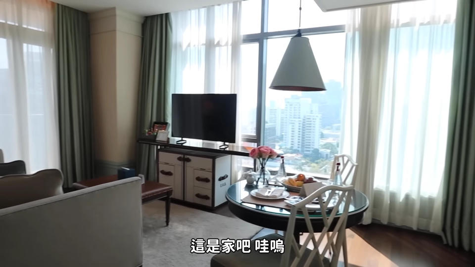 情侶檔YouTuber酷、FiFi曼谷旅遊入住「曼谷東臨儷舍」(Oriental Residence Bangkok)（圖片來源：FioNa FiFi菲歐娜截圖）