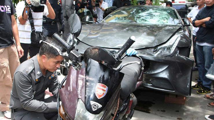 Red Bull hat seinen Ursprung nicht in Österreich, sondern in Thailand. Dort entwickelt sich der ungesühnte gewaltsame Tod eines Polizisten, in den der Enkel des Red-Bull-Gründers verwickelt ist, zu einem Imageproblem.