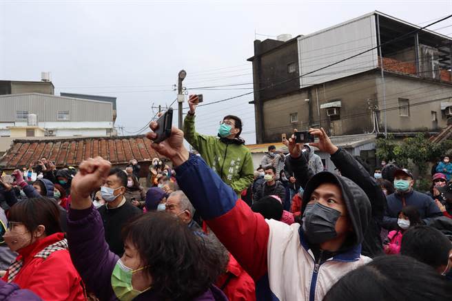 期待收到福袋的民眾擠爆楊柳堂。（邱立雅攝）