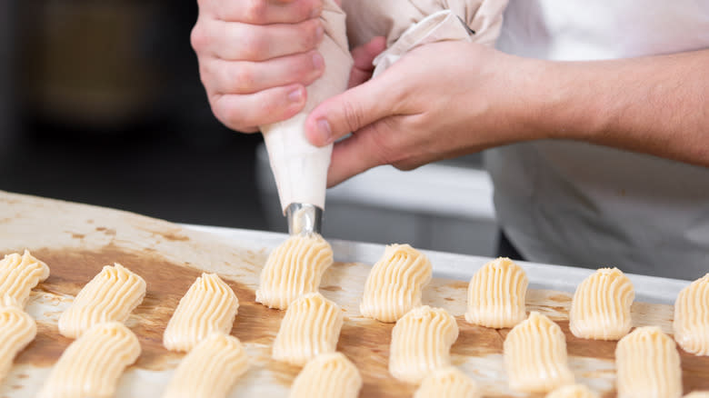 Piping cream using a pastry bag