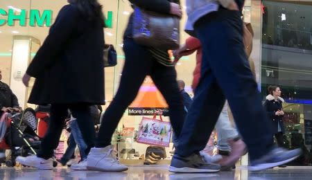 Crowds of shoppers looking for bargains in the sales walk through the Westfield shopping centre in Stratford, London December 27, 2015. REUTERS/Russell Boyce