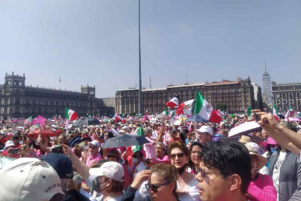 Ciudadanos en la Marcha por la Democracia en CDMX.