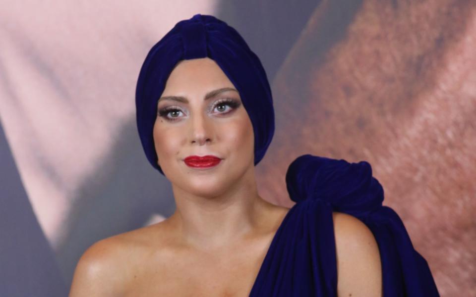 Drei Jahre später (2014) orientierte sie sich am Orientalischen: Verführerisch in Samt-Turban stellte sie in Brüssel "Cheek To Cheek" vor - das gemeinsame Album mit Jazzsänger Tony Bennett. Die damalige Haarfarbe? Unbekannt. (Bild: Mark Renders/Getty Images)