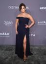 <p>Zur amfAR-Gala hüllte sich die Schönnheit in ein bodenlanges Kleid mit geraffter Taille und hohem Beinschlitz. Verführerisch! (Bild: Getty Images) </p>