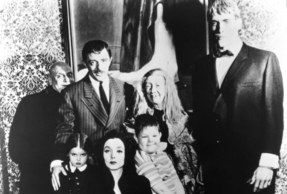 Morticia Addams köpfte liebevoll ihre Rosen, Gatte Gomez hing mit Vorliebe an ihrem Arm und küsste jeden Zentimeter davon: "Die Addams Family" begeisterte Anfang der 60-er ihr Publikum - leider nur zwei Staffeln lang ...