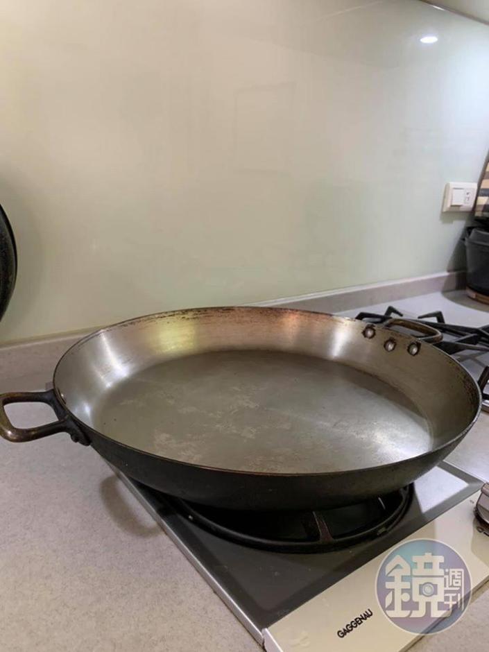 適合烹調海鮮飯的法國Mauviel的Paella Pan，寬口平底。