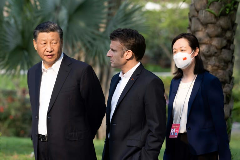Les présidents chinois Xi Jinping et français Emmanuel Macron, accompagnés d'une interprète, le 7 avril 2023 à Canton, dans le sud de la Chine (Jacques WITT)