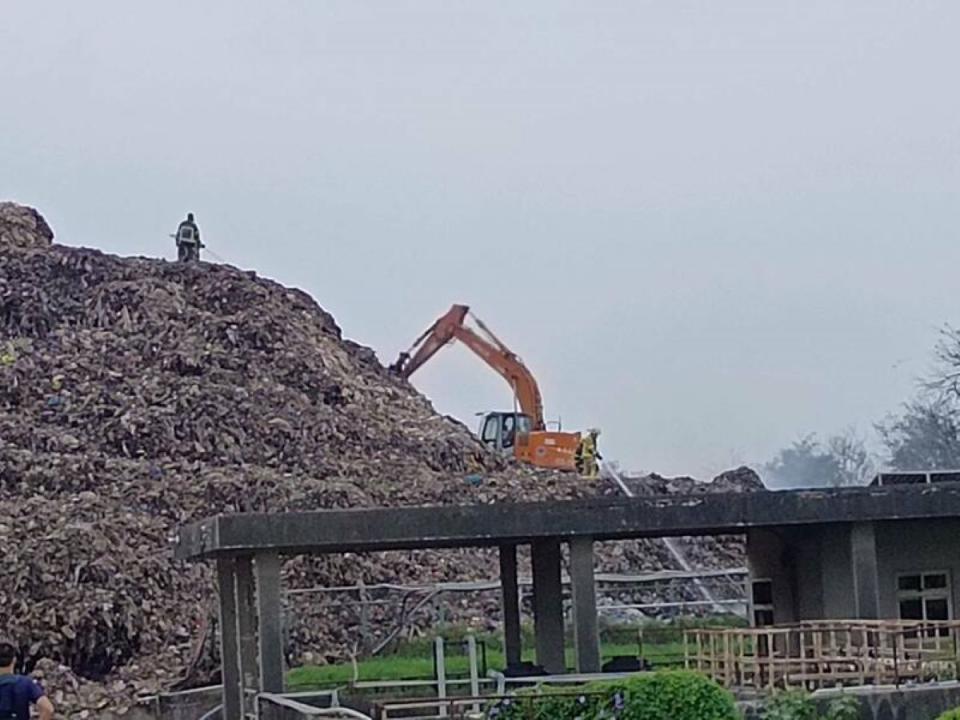 新豐垃圾場堆置垃圾高達7層樓，沼氣引發火警搶救困難。（圖：消防局提供）